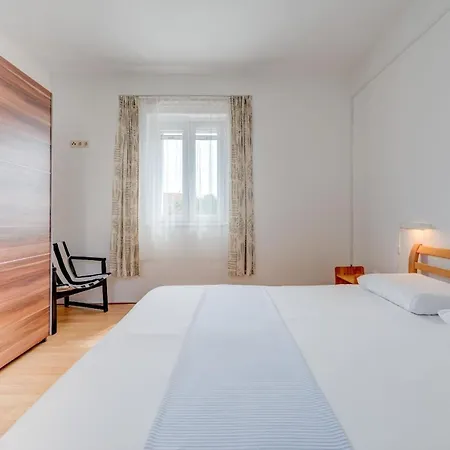 Apartment Ferienwohnung In Okrug Gornji Mit Grill, Terrasse Und Garten Und Panoramablick