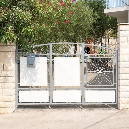 Apartment Ferienwohnung In Okrug Gornji Mit Grill, Terrasse Und Garten Und Panoramablick